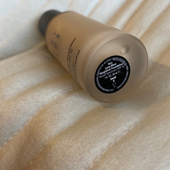 Bobbi Brown Skin Long-Wear Weightless Foundation - Picture 2 of 2